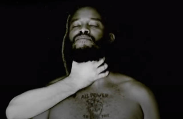 Cena do clipe de 'I Can't Breath', do Black Pantera