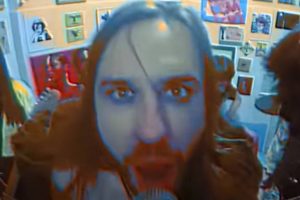 Bi Free em clipe de Mess (Youtube)