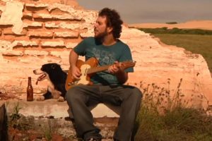 Felipe Cazaux em clipe de 2010 de sua carreira solo