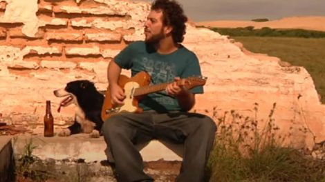 Felipe Cazaux em clipe de 2010 de sua carreira solo