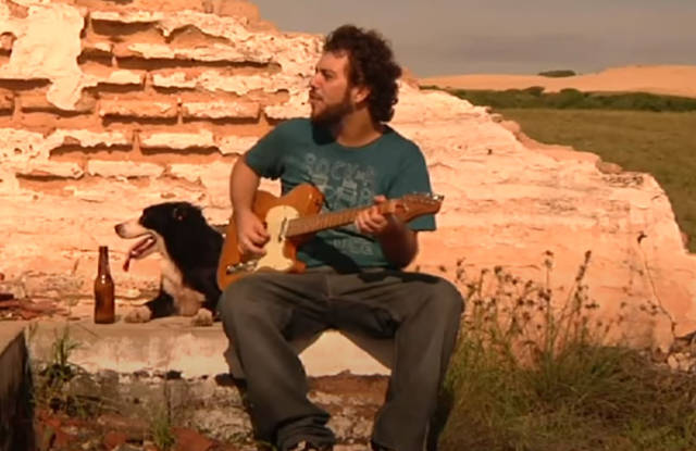 Felipe Cazaux em clipe de 2010 de sua carreira solo