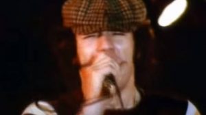 Brian Johnson no clipe de Back in Black (Reprodução)