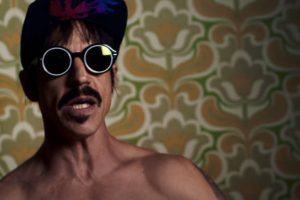 Anthony Kiedis no clipe de Dark Necessities
