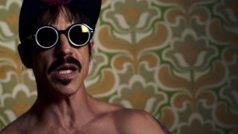 Anthony Kiedis no clipe de Dark Necessities