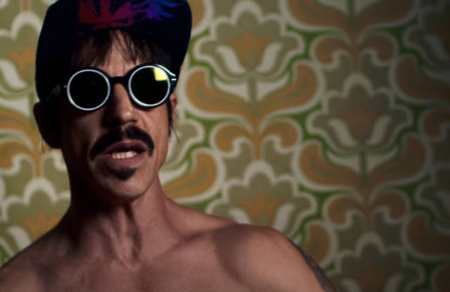 Anthony Kiedis no clipe de Dark Necessities
