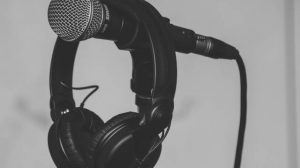 Microfone e fone em estúdio (Pixabay)