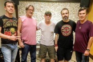 Cadu, Marinho, Geraldo, Ivan e Mario - formação que gravou os três primeiros singles de 2020