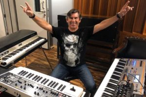 Mario Testoni no estúdio Orra Meu (Reprodução/Facebook)