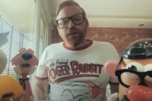 Diogo Clock, no clipe Anos 80 (Reprodução)