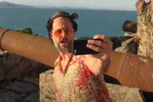 Don Carlón em cena do clipe Fake Satisfaction (Reprodução)