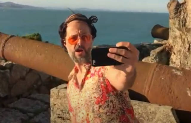 Don Carlón em cena do clipe Fake Satisfaction (Reprodução)