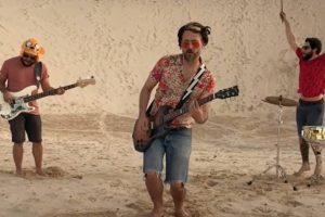 Cena do clipe Fake Satisfaction, gravado em Florianópolis (Reprodução)