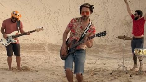 Cena do clipe Fake Satisfaction, gravado em Florianópolis (Reprodução)