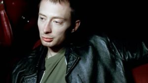 Thom Yorke em cena de Karma Police (Reprodução)