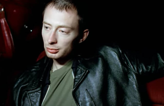Thom Yorke em cena de Karma Police (Reprodução)
