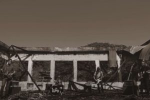 Cena do clipe Tumulto, Barulho e Confusão, da Wry