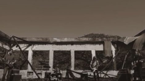 Cena do clipe Tumulto, Barulho e Confusão, da Wry