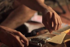 Cena do clipe de Deserto (Reprodução)