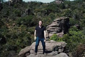 Cena do clipe Pushing and Pulling, da Melodizzy (Reprodução)