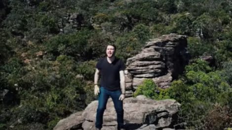 Cena do clipe Pushing and Pulling, da Melodizzy (Reprodução)