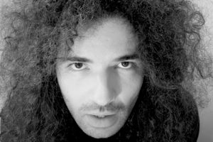 Cena do clipe Esquisito, do Carlos (Reprodução)