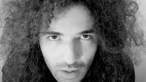 Cena do clipe Esquisito, do Carlos (Reprodução)