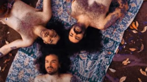 Cena do clipe de Bicho Morto (Reprodução)