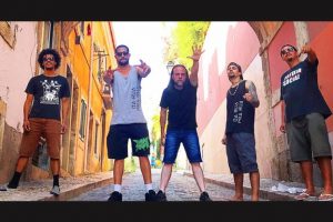 A banda Asfixia Social durante turnê europeia (Divulgação)