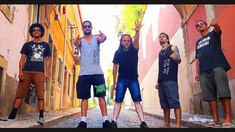 A banda Asfixia Social durante turnê europeia (Divulgação)