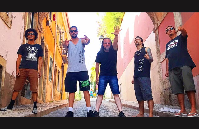 A banda Asfixia Social durante turnê europeia (Divulgação)