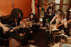 Trecho do clipe de Roundabout (Iana Domingoss Divulgação)