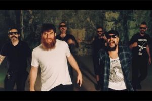 Cena do clipe Pra Nunca se Entregar (Reprodução Youtube)