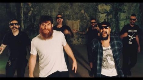 Cena do clipe Pra Nunca se Entregar (Reprodução Youtube)