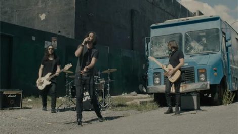 Cena do clipe de Run, da banda The Velvicks (Reprodução)