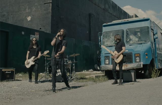Cena do clipe de Run, da banda The Velvicks (Reprodução)