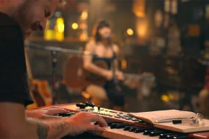 Performance de Violet Soda (Reprodução Youtube)