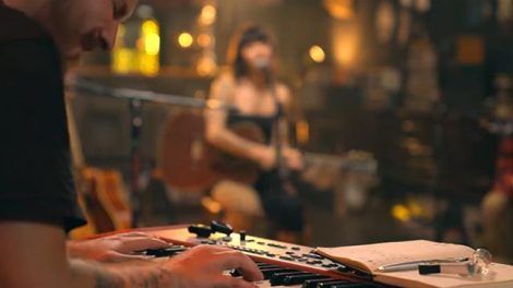 Performance de Violet Soda (Reprodução Youtube)