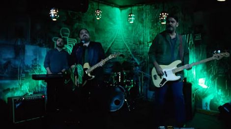 Cena do clipe 'Stones and Gold', da Deepmoon (Reprodução)