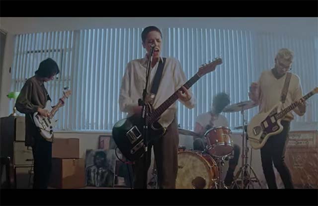 Cena do clipe 'Quando Saio de Mim', da banda Putz (Reprodução)