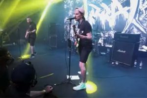 A banda Surra em ação (Reprodução Youtube)