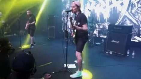 A banda Surra em ação (Reprodução Youtube)